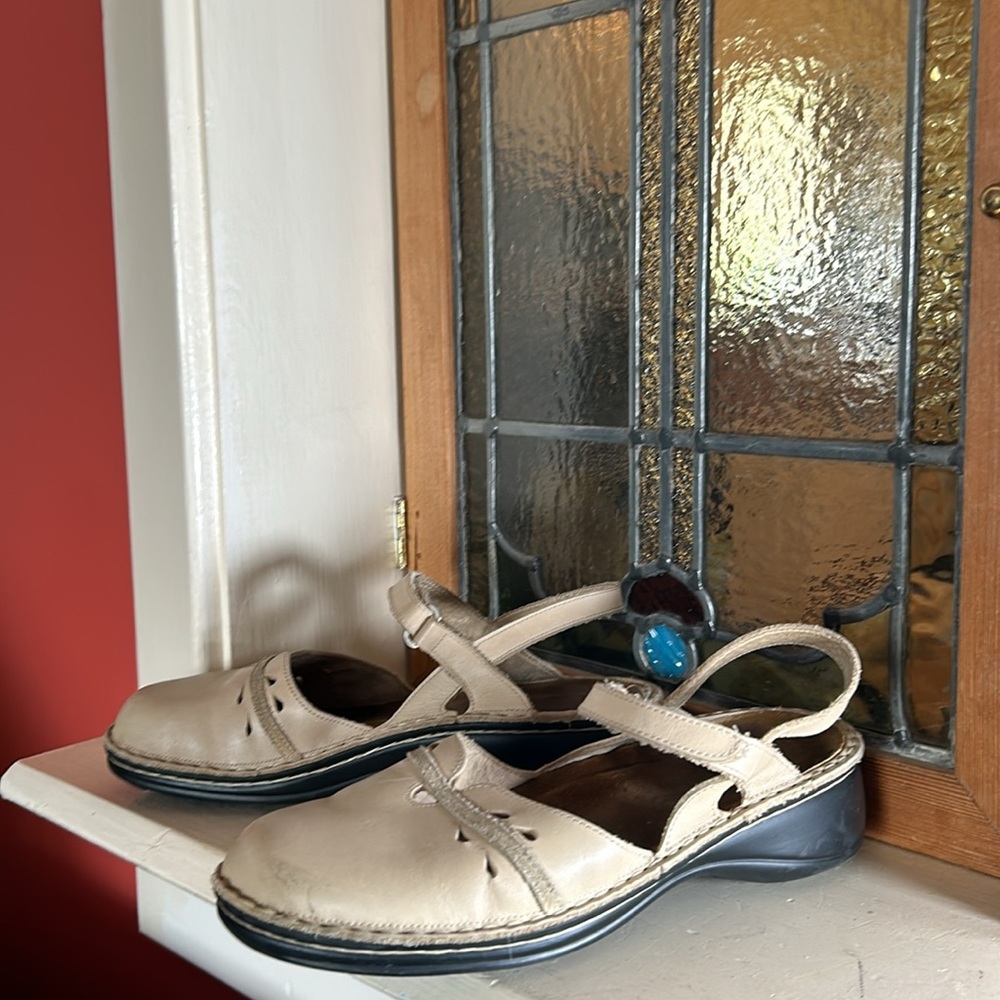 Naot Cream Flats with Soft Material and Decorative Strap NWOT - Picture 4 of 8